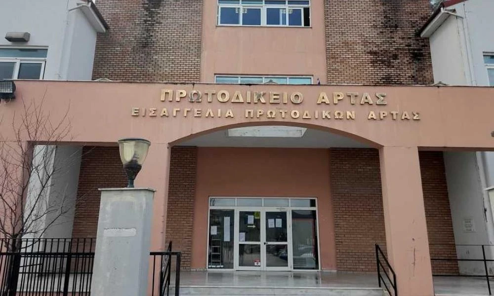Άρτα: Ιερέας ξυλοκόπησε την εν διαστάσει σύζυγό του